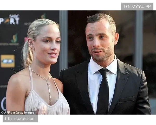 奥斯卡·皮斯托瑞斯居然能同时和两辆跑车合影，这生活也太豪横了吧！