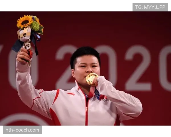 汪周雨居然在场边喝起了进口咖啡，这架势是想撩谁呢？